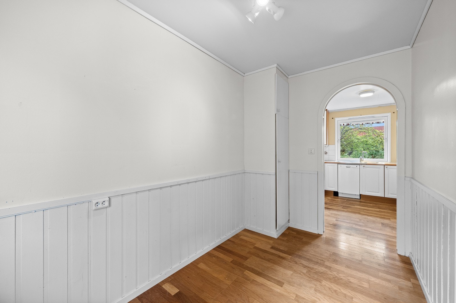 Det er i dag ikke satt inn dør, men ved å skifte ut bueåpningen med dør vil kan kunne etablere et ytterligere soverom. Galleribilde