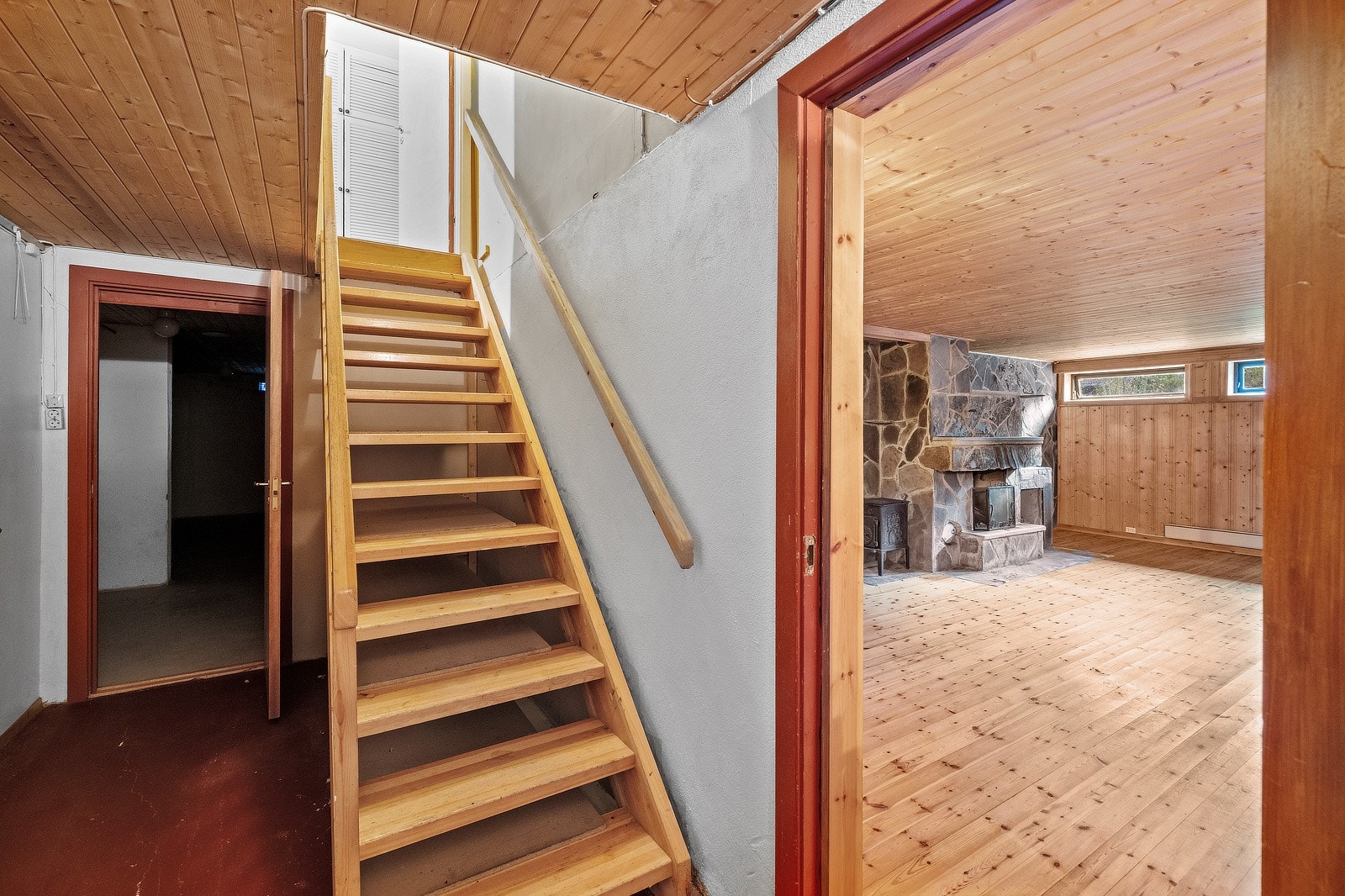 I kjeller er det flere boder, samt en "kjellerstue". Galleribilde