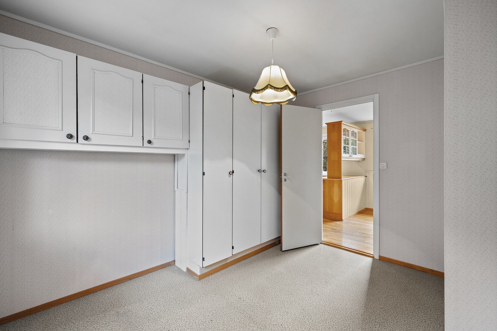 Det medfølger praktisk garderobeskap. Galleribilde