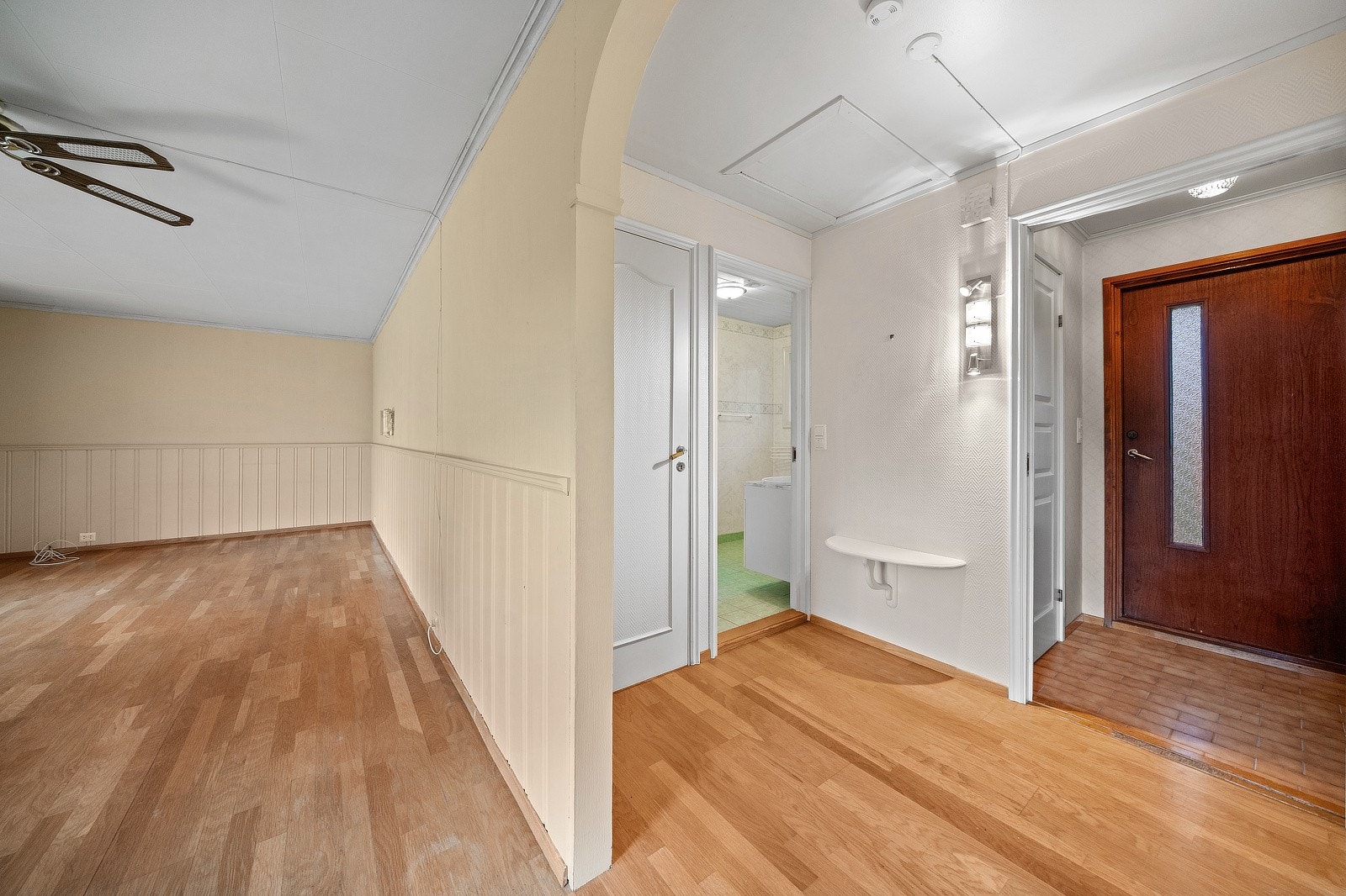 Fra boligens entré er det adkomst til stue/kjøkken, bad og et av boligens soverom, samt til kjelleretasjen. Galleribilde