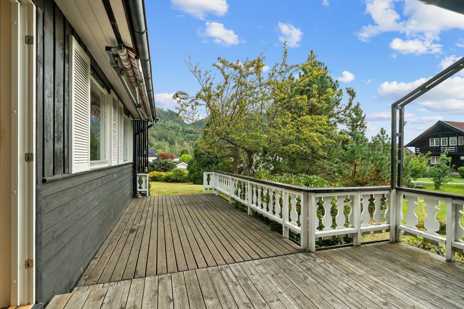 Fra stue/kjøkken har du adkomst til en vestvendt terrasse på ca. 22m² med god plass til å innrede med sittegruppe, spisebord og ønsket beplantning. Galleribilde