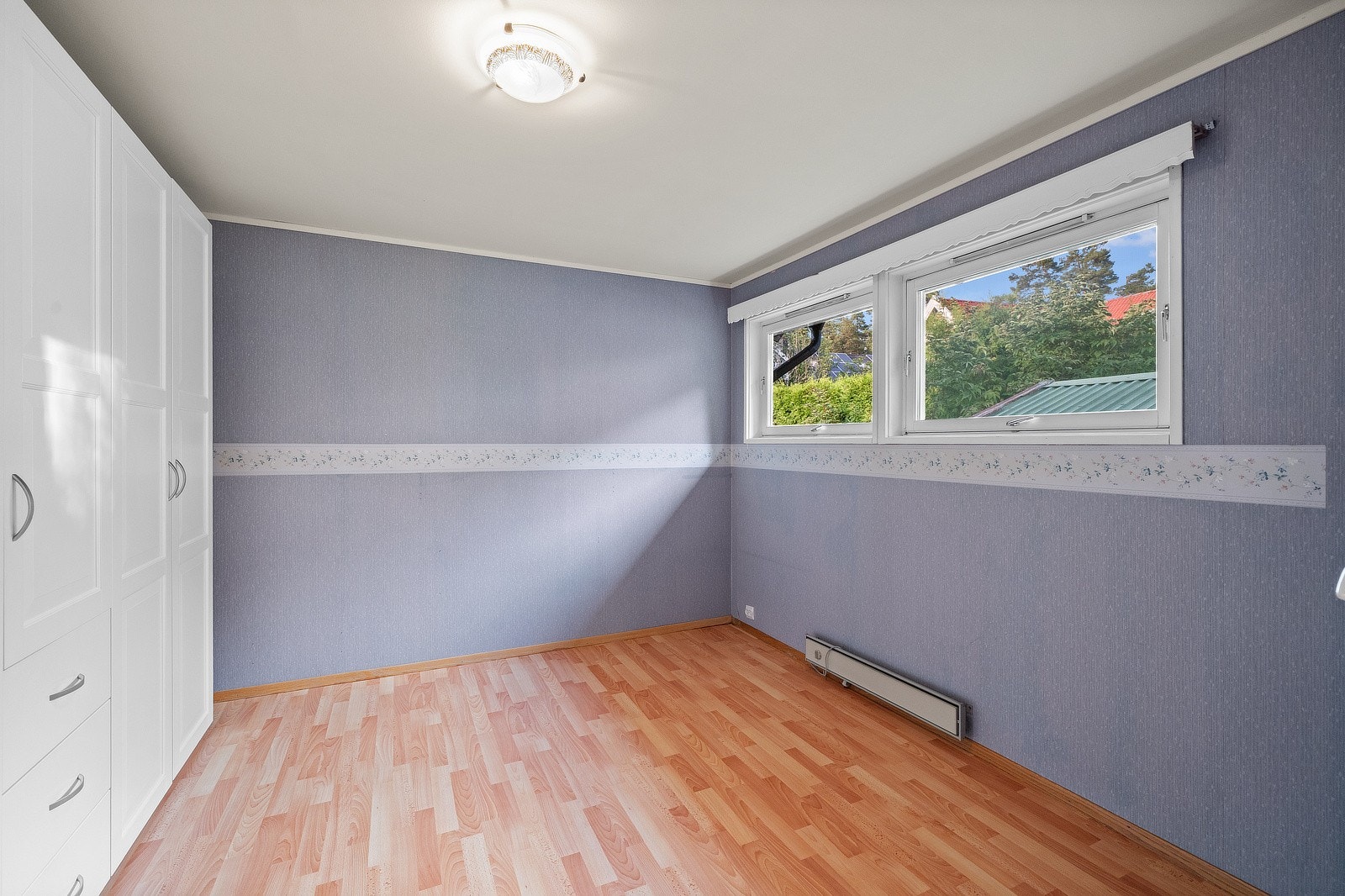 Romslig hovedsoverom med god plass til å innrede med seng, kommode og annet ønsket møblement. Galleribilde