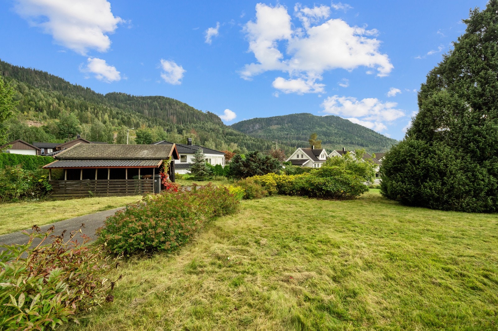 Tomten oppleves som svært usjenert. Her er det god plass til både sosiale soner og barneaktiviteter - med rom for blant annet trampoline, fotballmål og utemøbler. Galleribilde