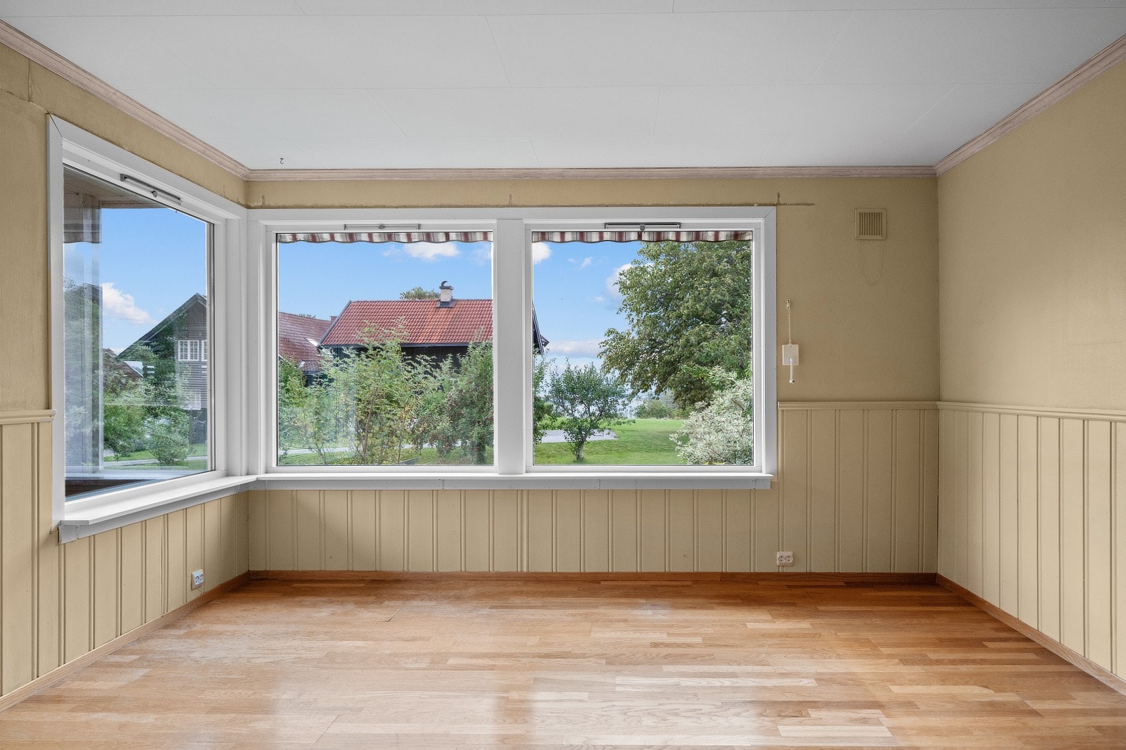 Det første som møter deg er stuens store vindusflater som sørger rikelig med naturlig lysinnslipp. Galleribilde