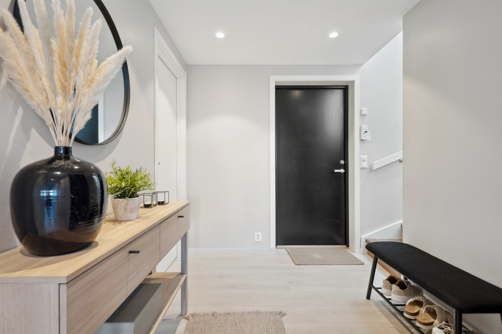 Velkommen inn i en lys og innbydende entré med god plass til oppbevaring. Galleribilde