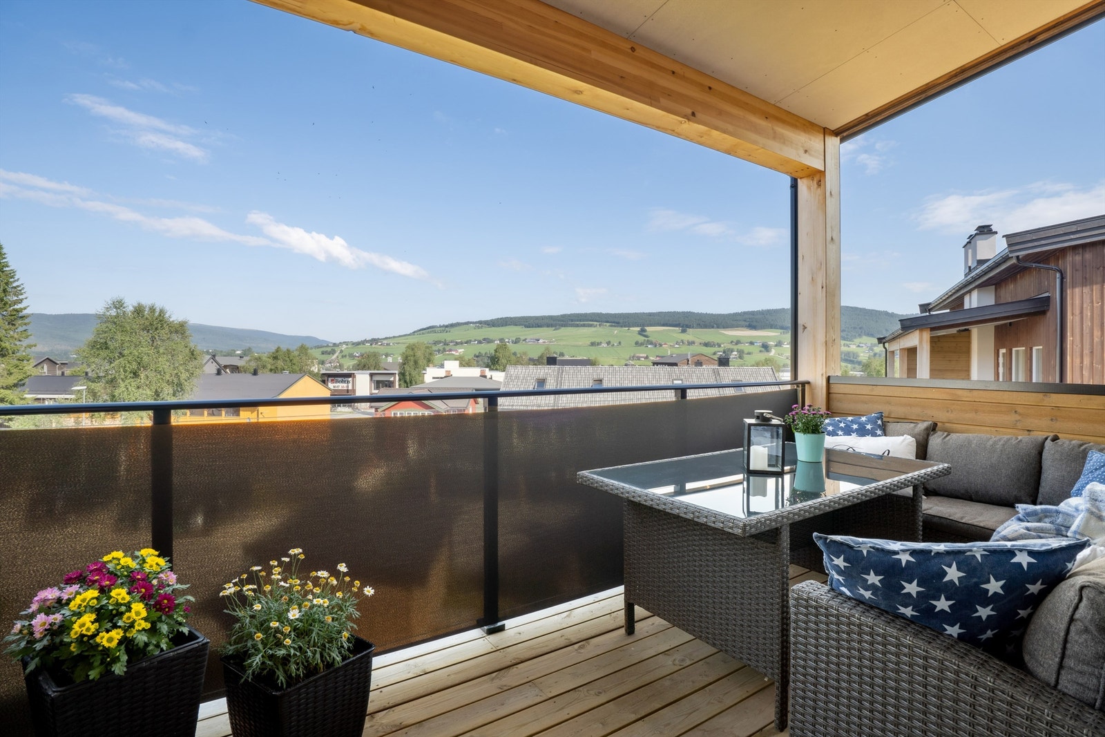 Romslige veranda på 10 m². Meget fine sol og utsiktsforhold. Galleribilde