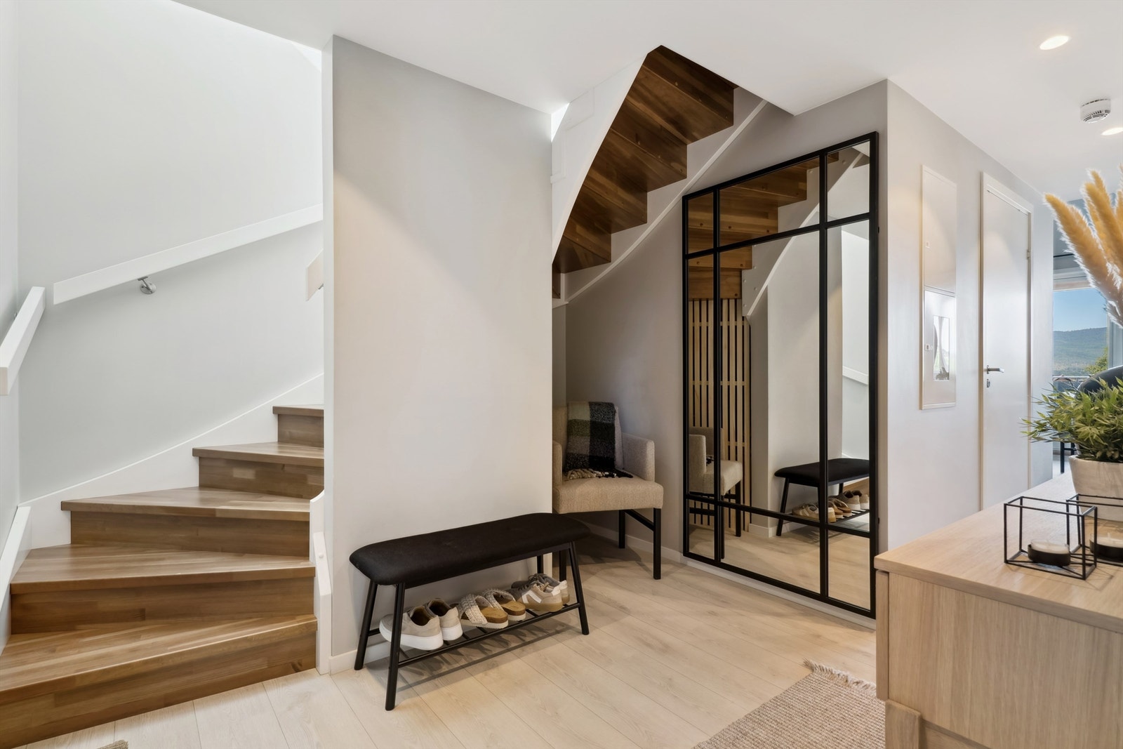 En solid, malt tretrapp fører deg opp til leilighetens andre plan. Galleribilde