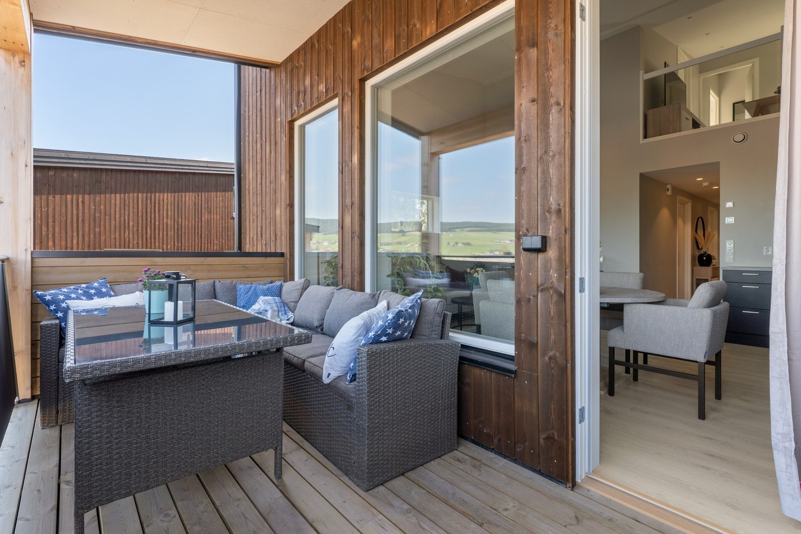 Verandaen har god plass til utemøbler . Galleribilde