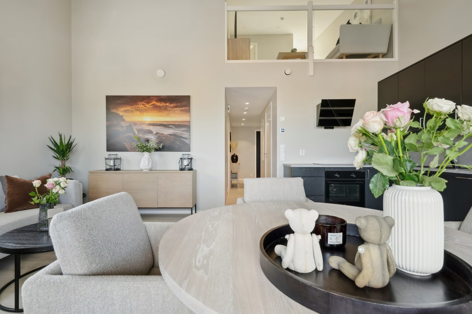 Rommet er enkelt å møblere med plass til både en sosial spiseplass og en egen sofakrok. Galleribilde