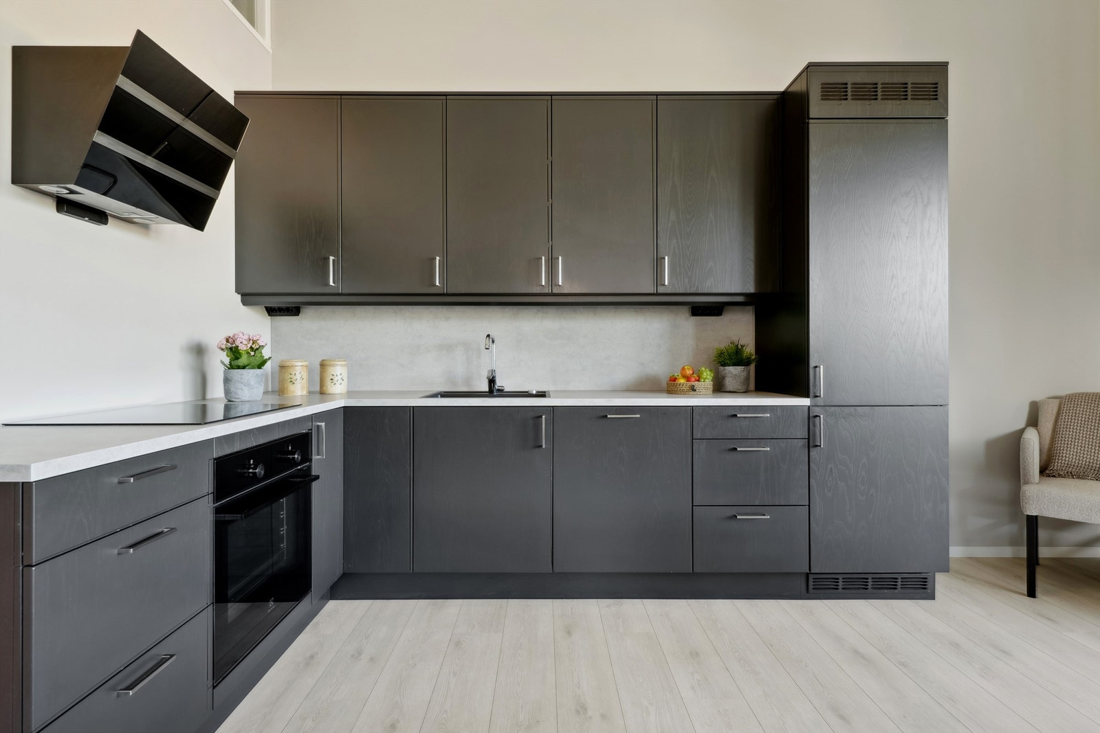 Kjøkkeninnredningen har glatte fronter og integrerte hvitevarer som platetopp, stekeovn og oppvaskmaskin. Galleribilde