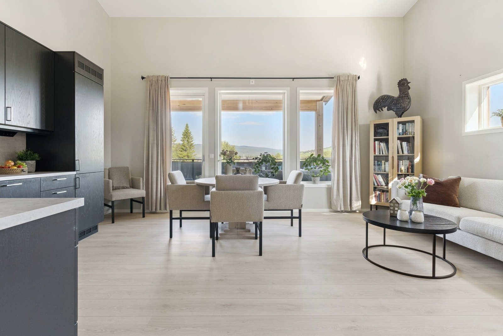 Her er leilighetens samlingspunkt stue og kjøkken med store vindusflater og svært god takhøyde. Galleribilde