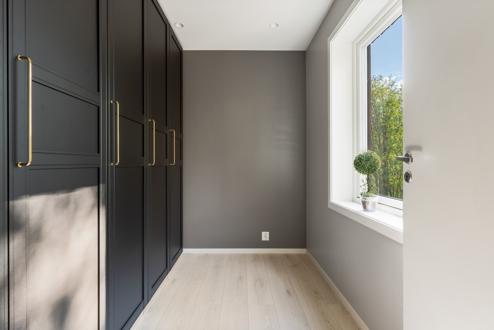 Det andre soverommet i etasjen egner seg godt som gareroberom, barnerom, gjesterom eller kontor. Galleribilde