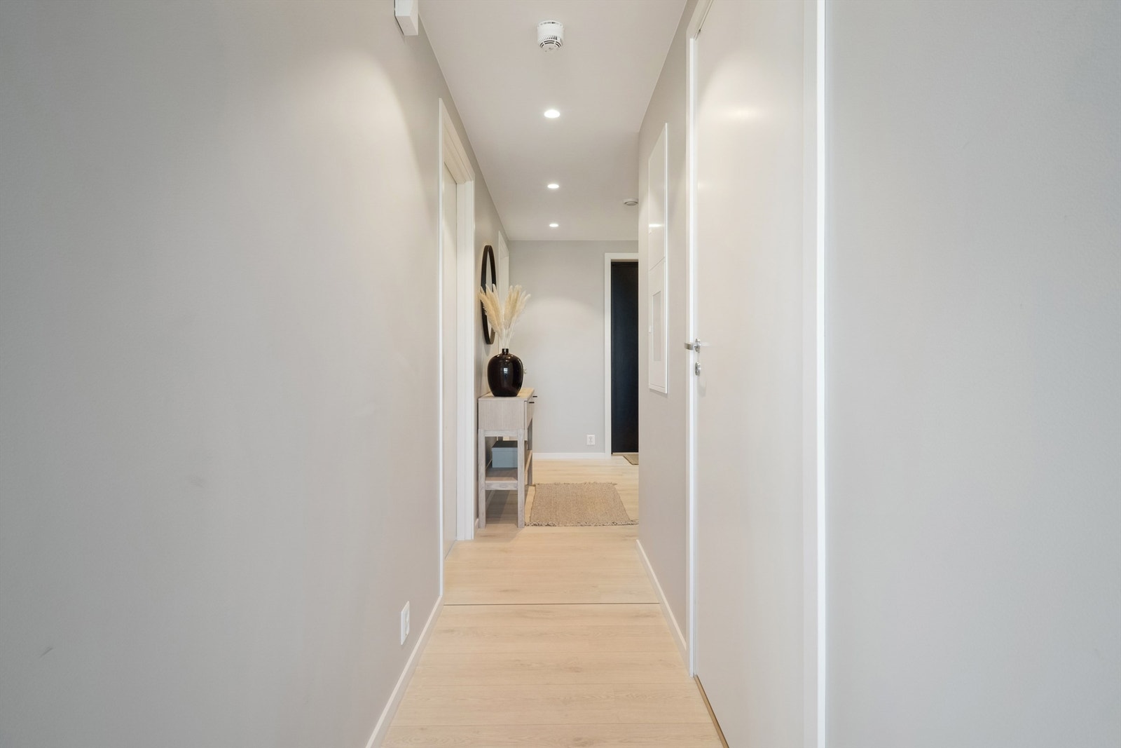 Fra entreen leder en gang videre til badet og de to soverommene i hovedetasjen, og deretter til stue og kjøkken. Galleribilde