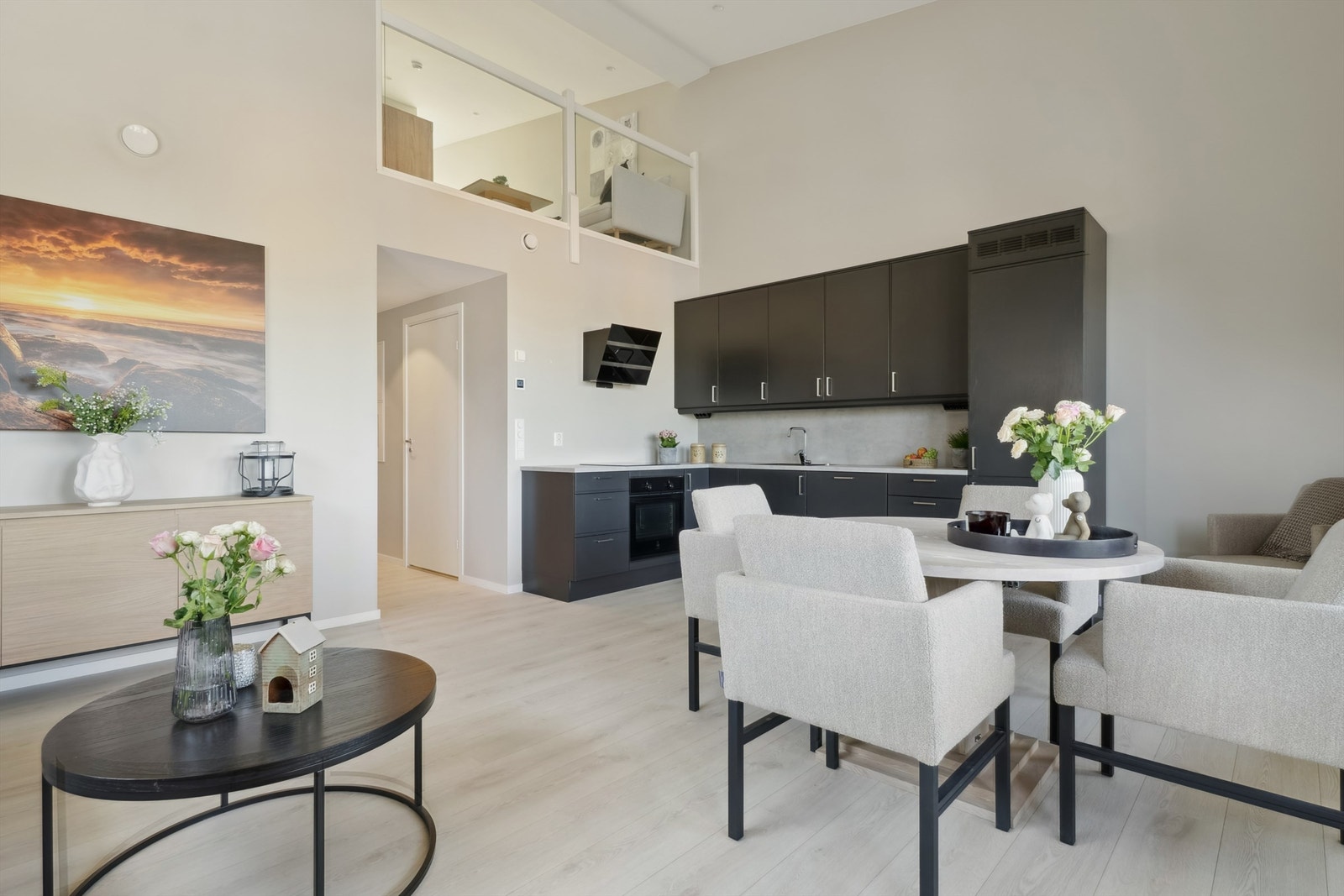 En moderne og arealeffektiv leilighet fra 2023 med et stilfullt uttrykk Galleribilde