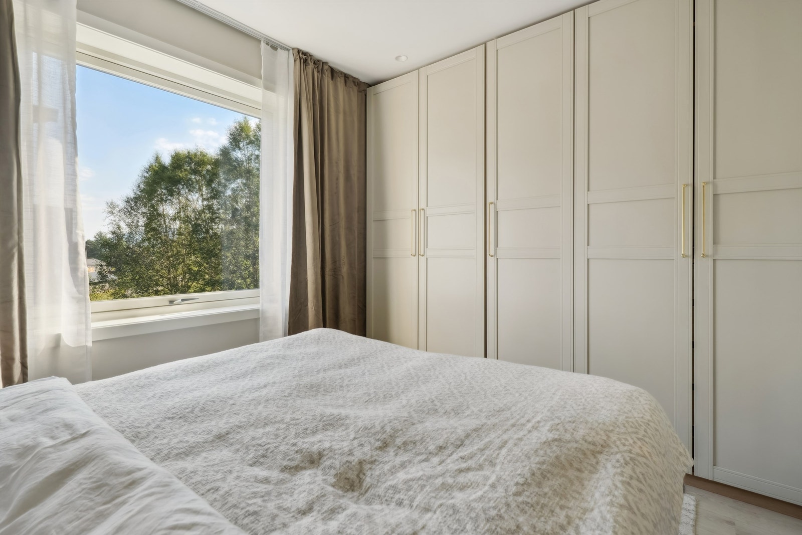 Rommet har rikelig med garderobeplass. Galleribilde