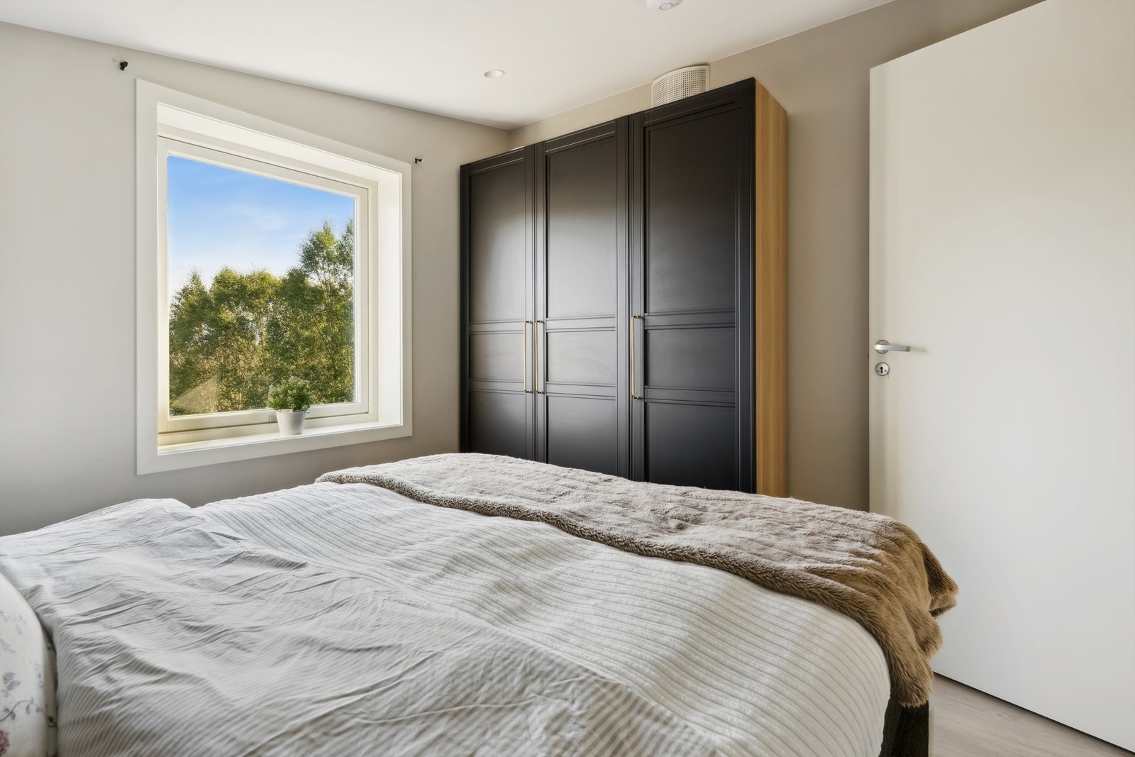 For økt sikkerhet er det montert brannstige på dette soverommet. Galleribilde