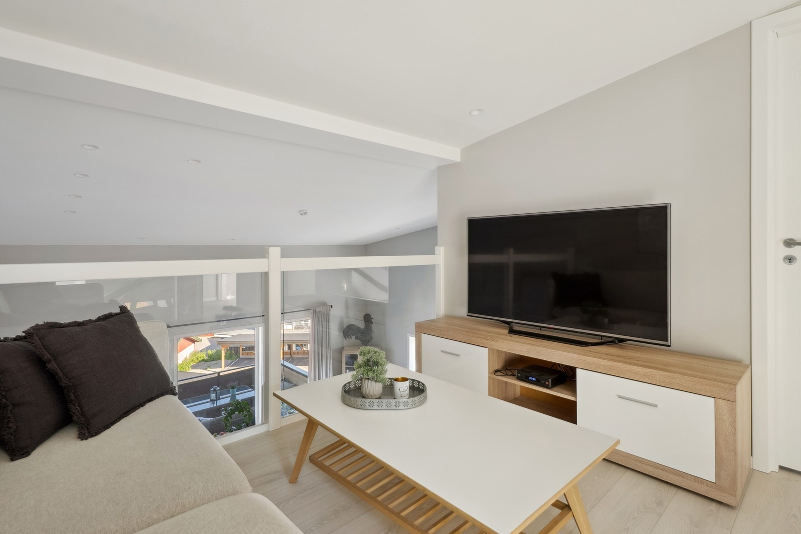 Loftstuen er en fleksibel sone som kan brukes som TV-stue eller lekeareal. Galleribilde