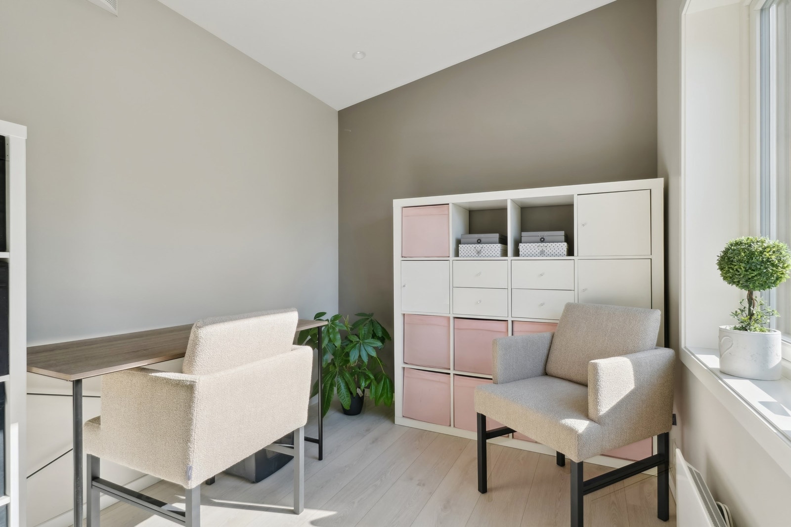 Det andre soverommet i denne etasjen gir gode muligheter for eget hjemmekontor Galleribilde