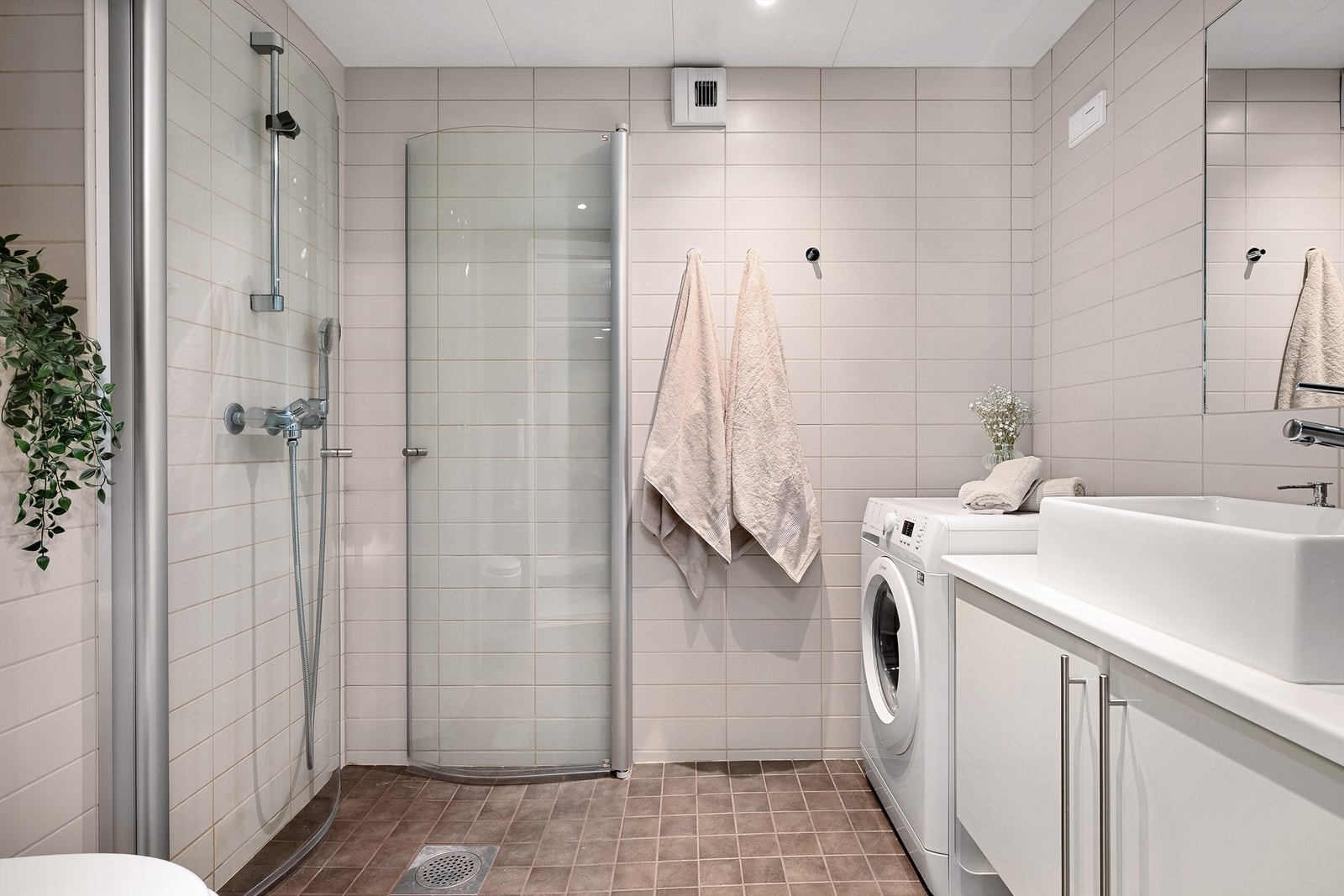 Badet er pent flislagt på gulv og vegger med varme i gulvet. Galleribilde