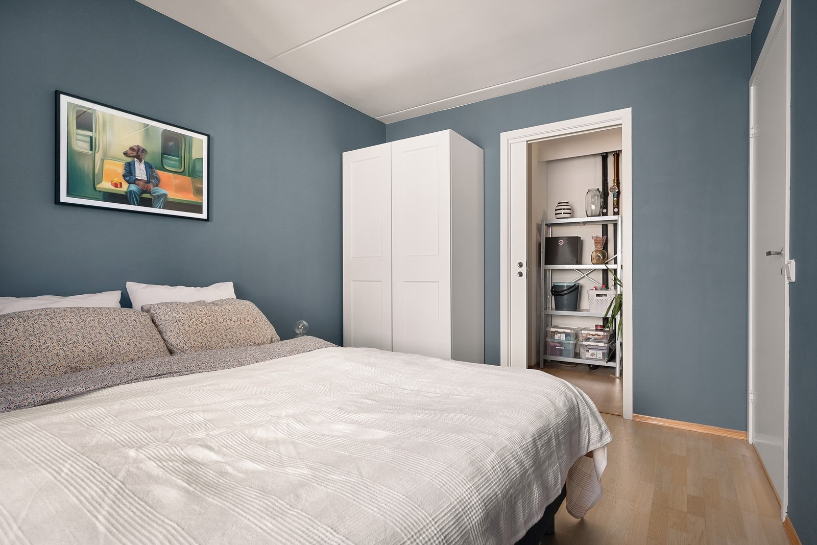 Det er også rikelig med oppbevaringsplass i en romslig walk-in garderobe. Galleribilde