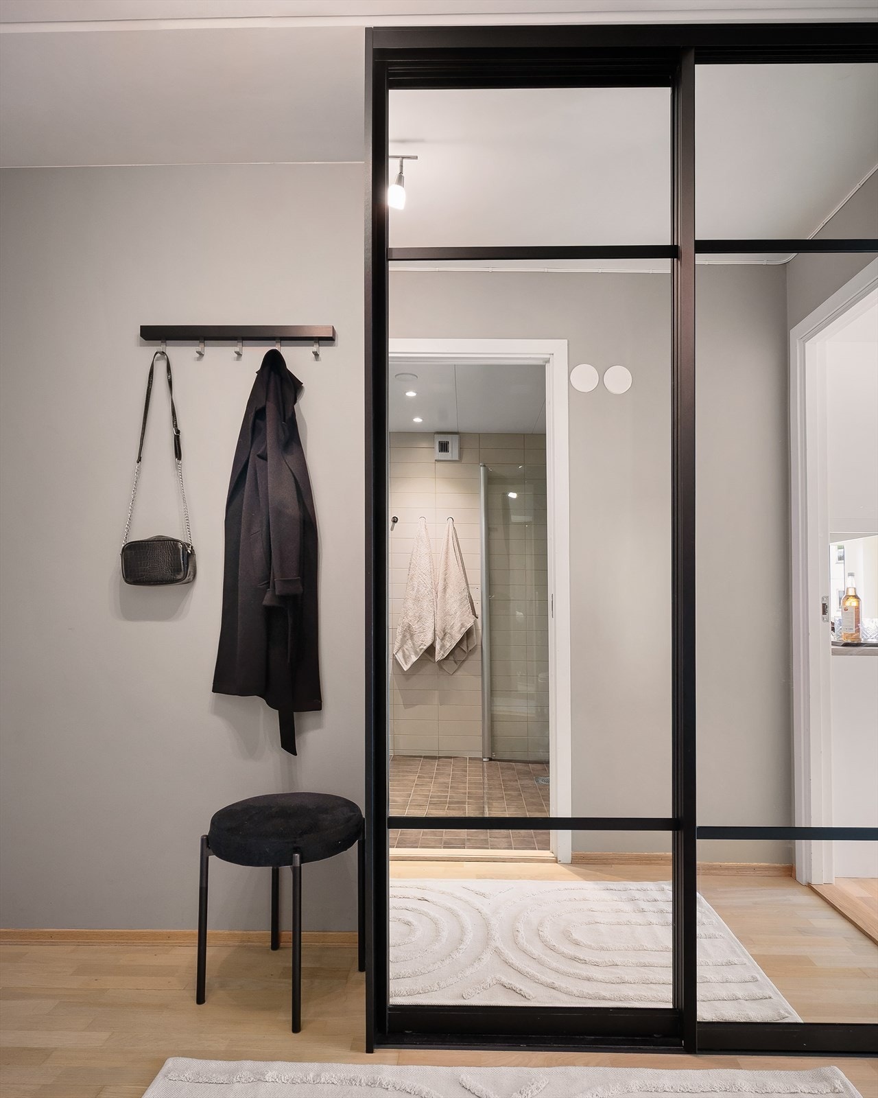 Her får du et umiddelbart godt førsteinntrykk. Det er også en romslig skyvedørsgarderobe med speilfronter- perfekt for å holde orden i hverdagens kaos. Galleribilde
