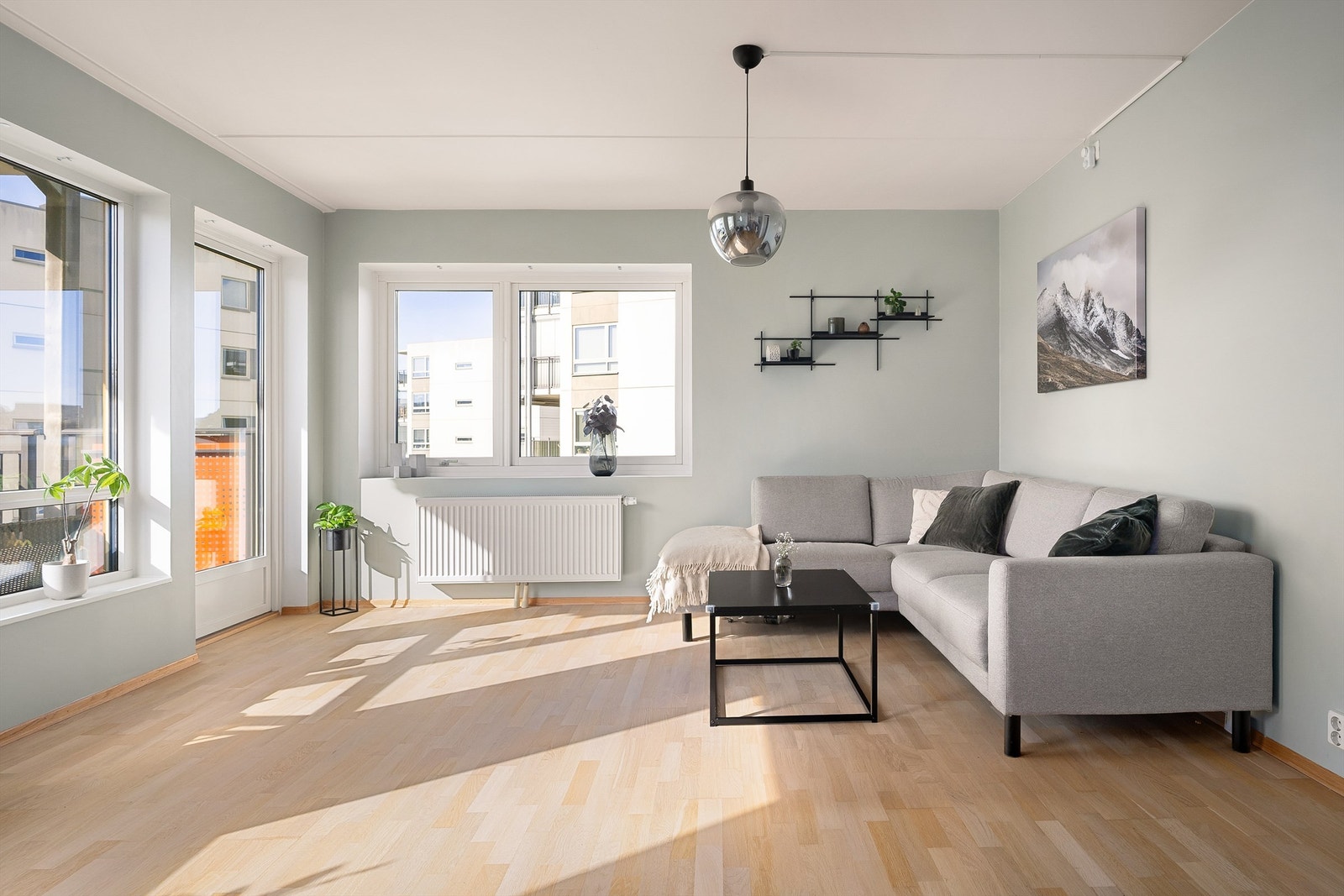 Stuen er lys og innbydende med god plass til sofa, salongbord og TV-seksjon. Galleribilde