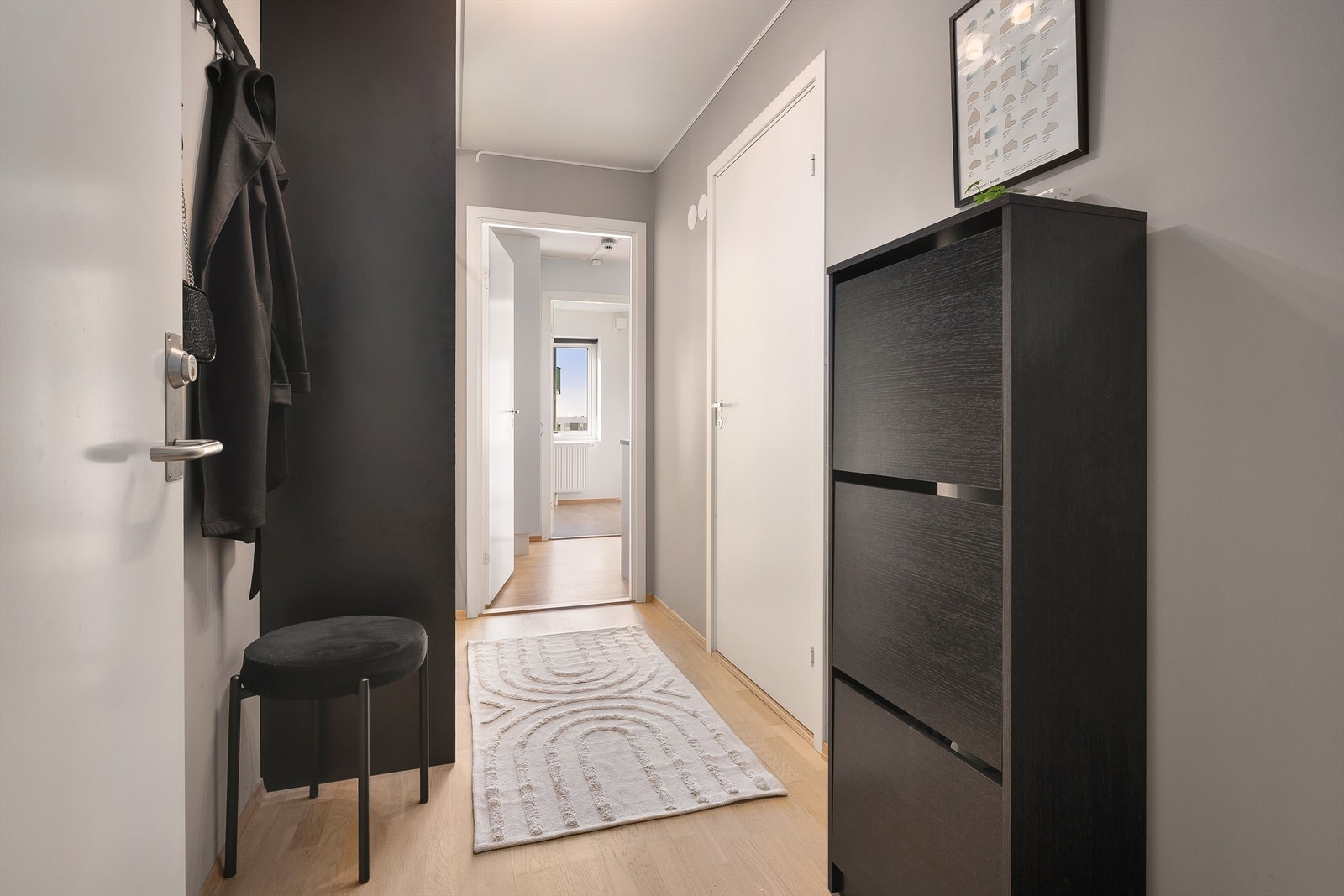 Velkommen inn! Entréen er av god størrelse med plass til å henge fra seg yttertøy og sko. Galleribilde