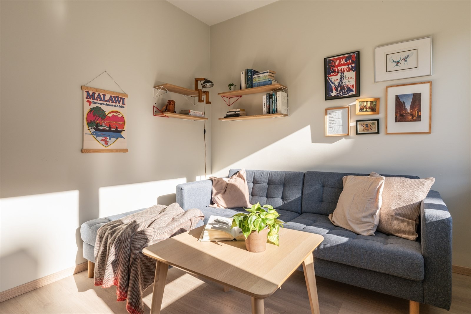 Rommet brukes i dag som stue, men kan fint brukes som soverom også. Galleribilde