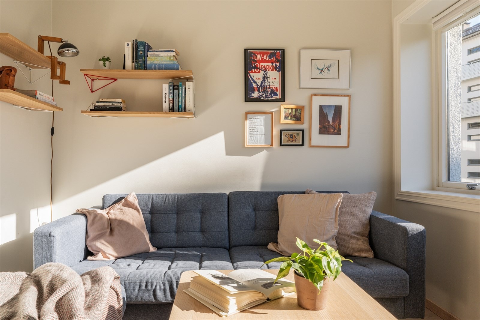 Innred med sofagruppe, TV-møbler og annet møblement. Galleribilde
