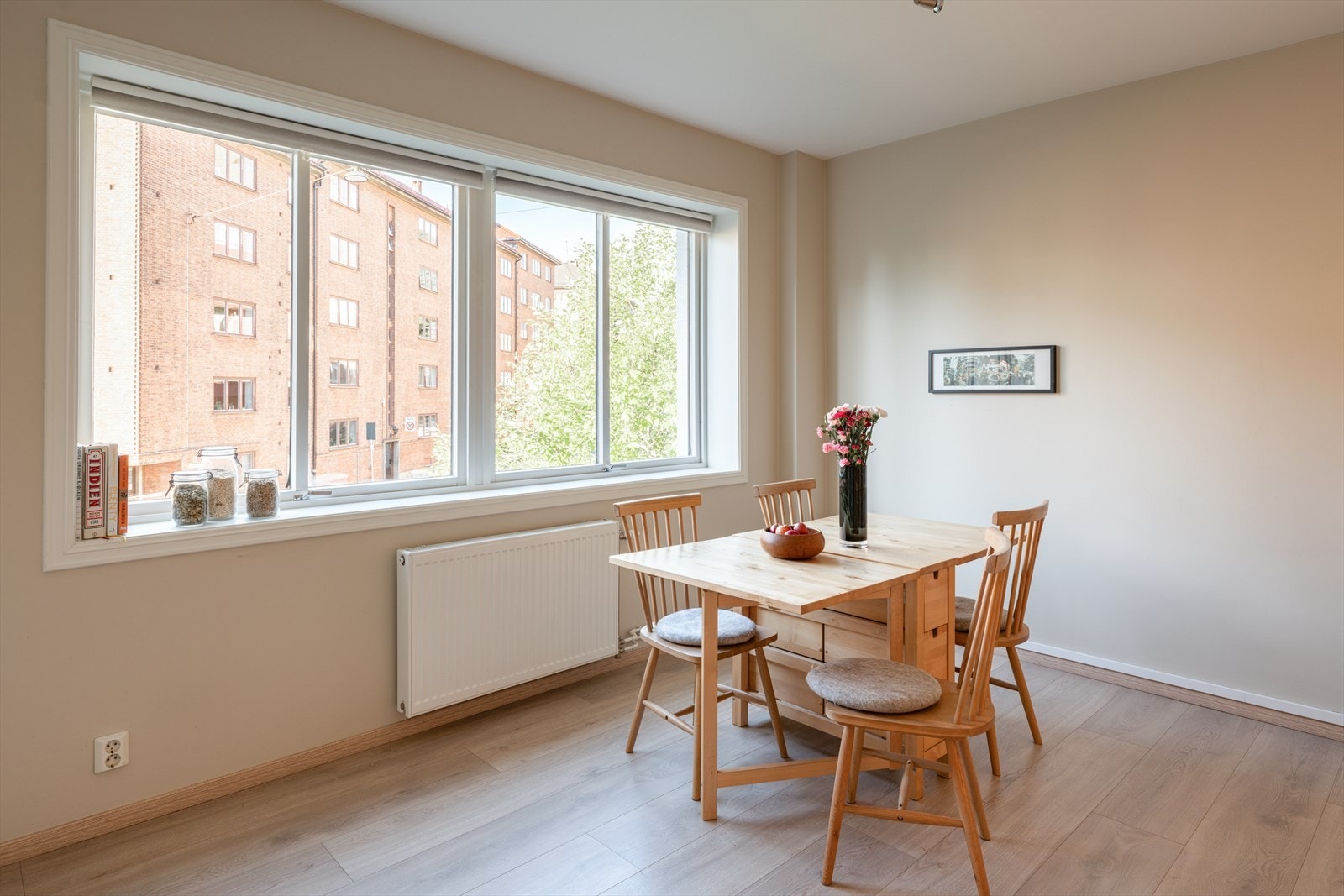 Kjøkkenrommet er romslig og kan innredes med stort spisebord og sofagruppe, og ha en åpen stue-/kjøkkenløsning. Galleribilde