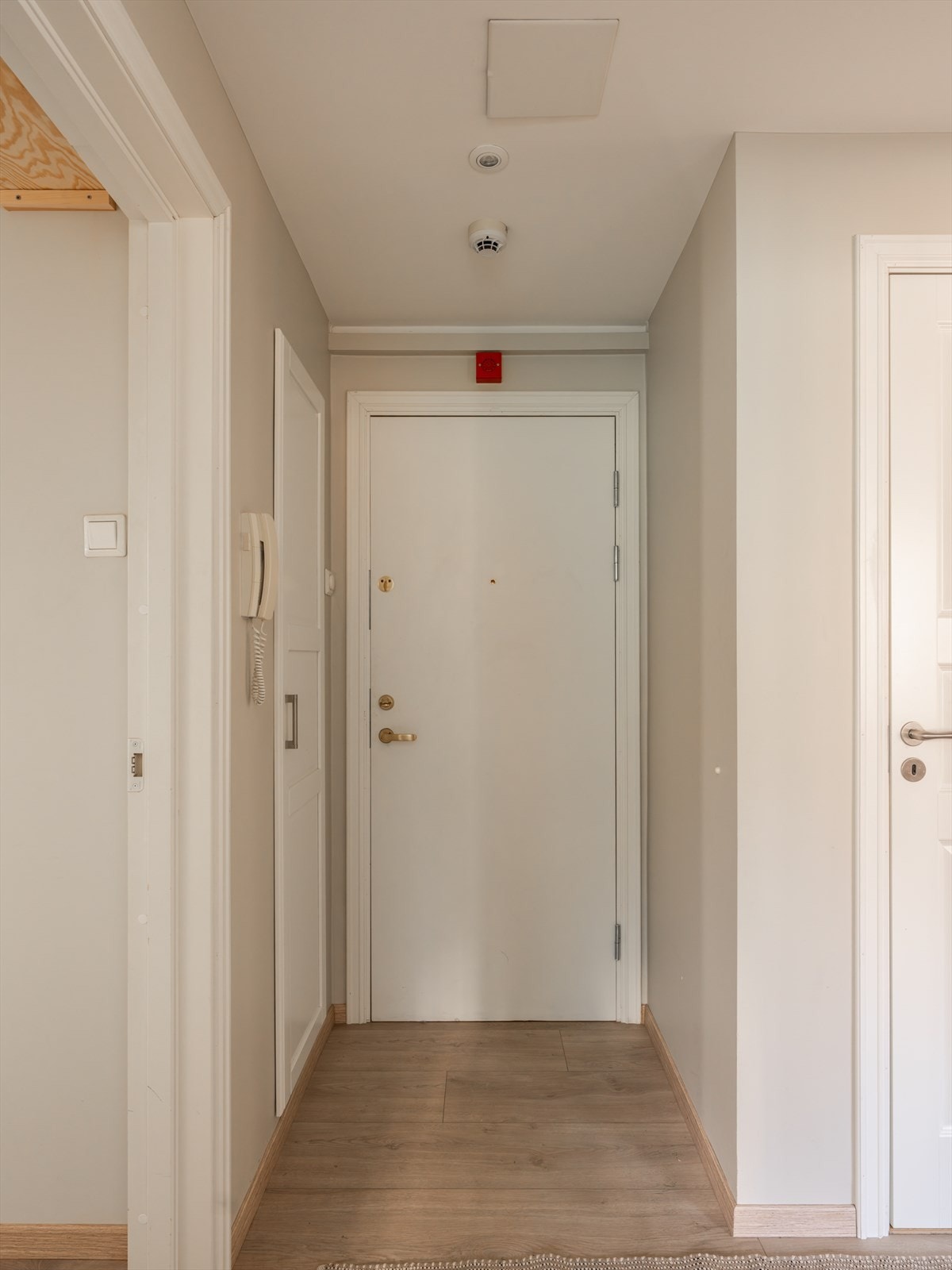 I entréen er det plass for oppheng av jakker og oppstilling av sko. Videre er det praktisk kott for ytterligere oppbevaring. Galleribilde