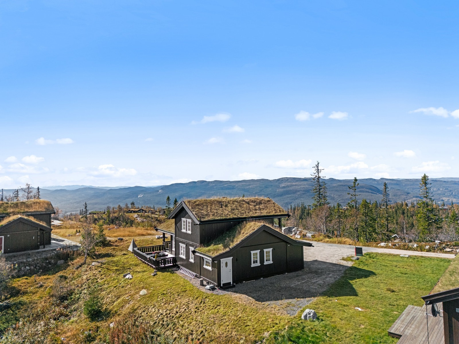 Hytta ligger på en liten høyde som gir en flott utsikt. Galleribilde