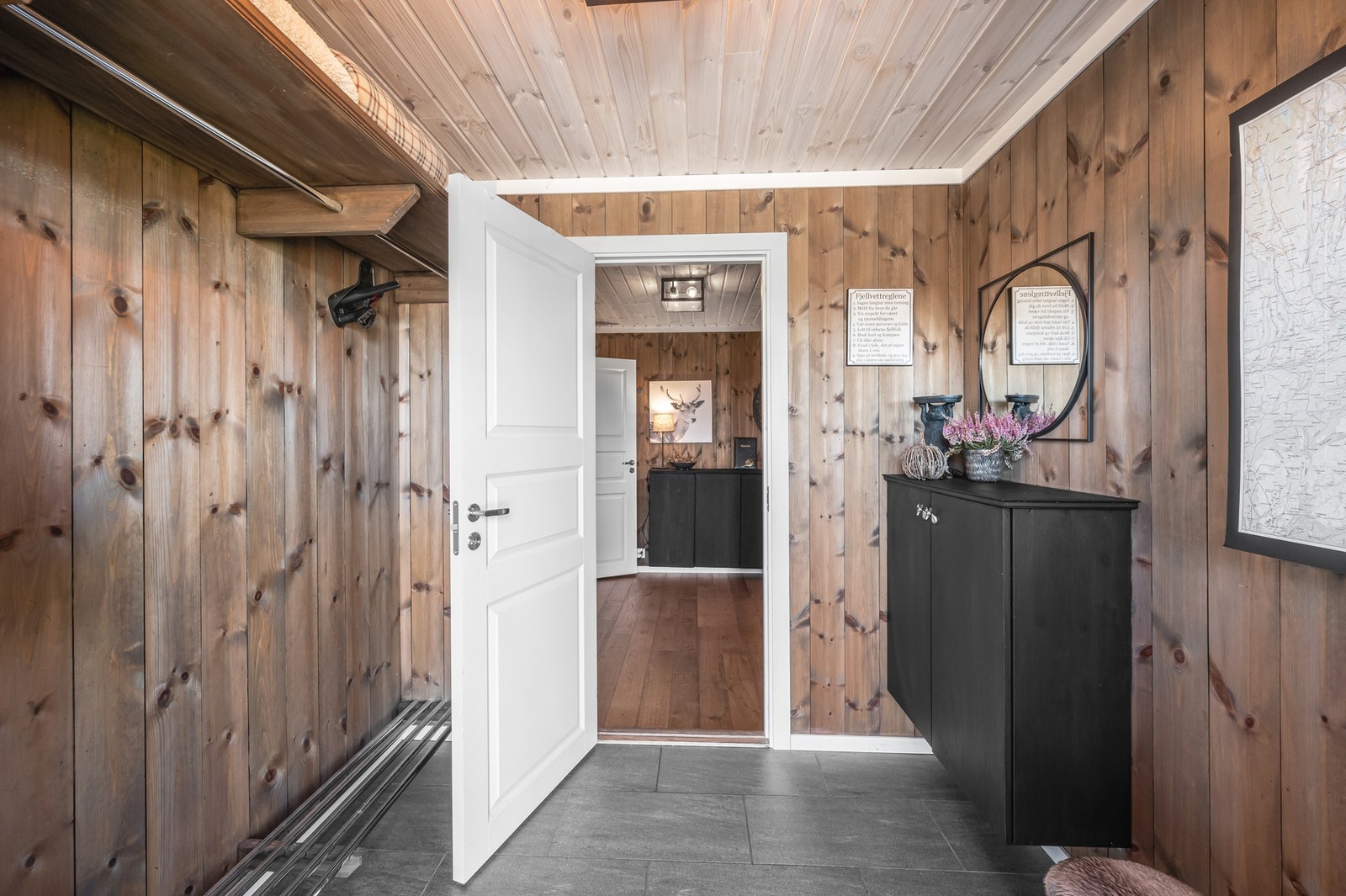 Her er det godt med plass til å henge av seg yttertøy, sette fra seg sko og annet nødvendig. Galleribilde