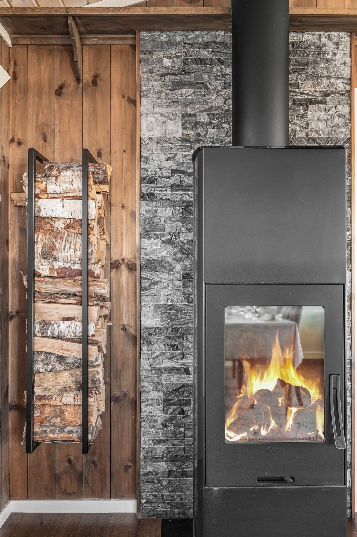 En peis plassert i stue gir rikelig med varme og hygge. Galleribilde