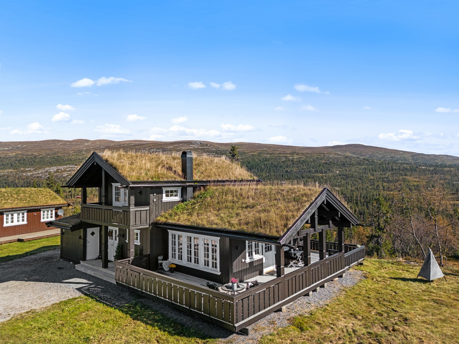 Velkommen inn i en romslig og funksjonell hytte med standard som kan minne om en moderne bolig. Galleribilde
