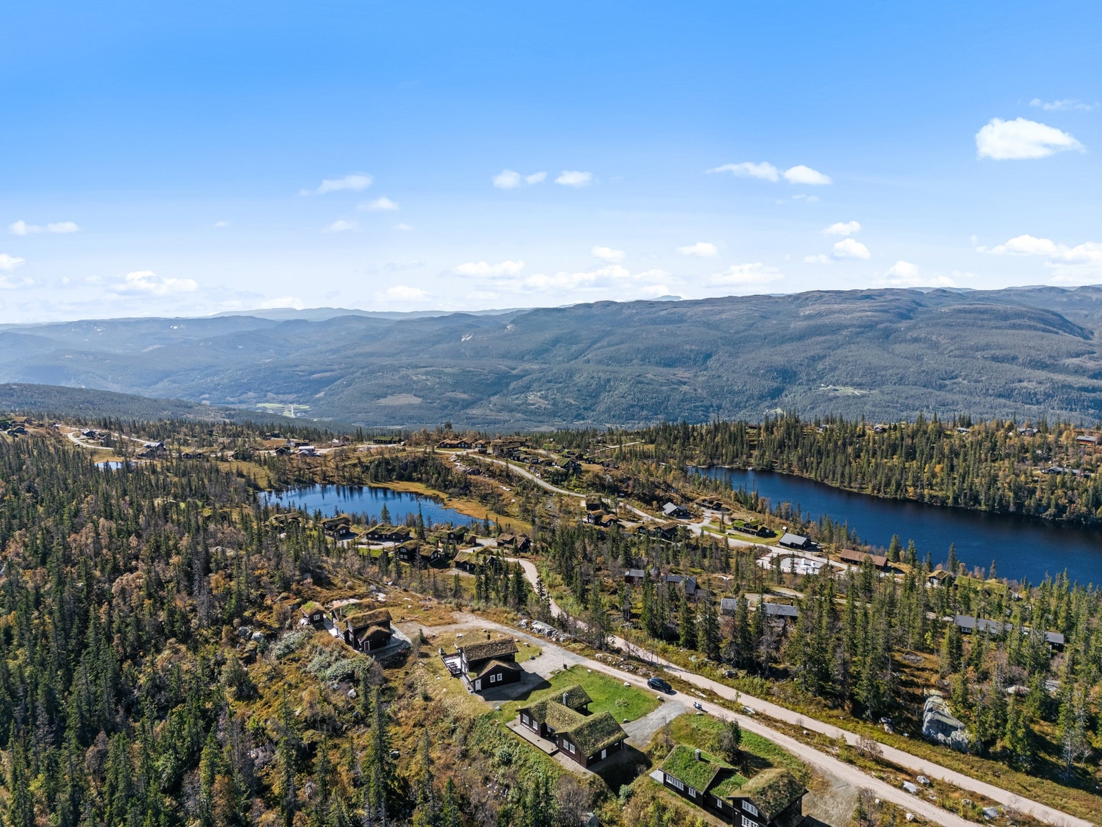 Innen kort rekkevidde finner du lokale butikker for dine daglige innkjøp, samt koselige kafeer hvor du kan nyte en kopp kaffe i rolige omgivelser. Galleribilde