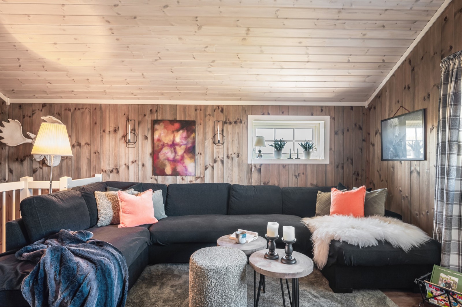 I hyttas øverste etasje finner man en sjarmerende loftstue med utgang til egen balkong. Galleribilde