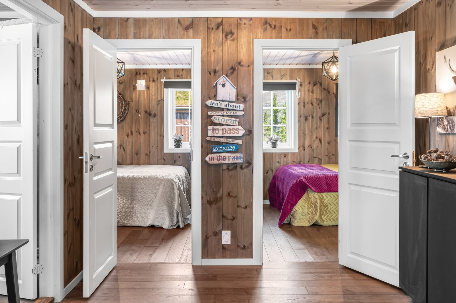 Hytta byr på fire soverom, fordelt med to i hver etasje. Galleribilde