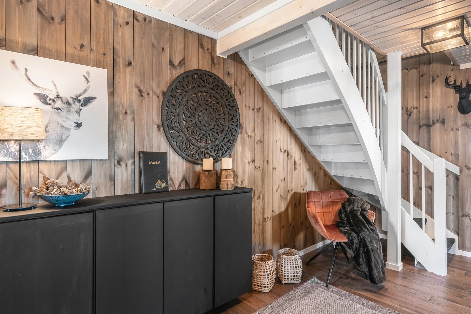 Hytta har tre bad, hvorav to i første etasje og ett i andre etasje. Galleribilde