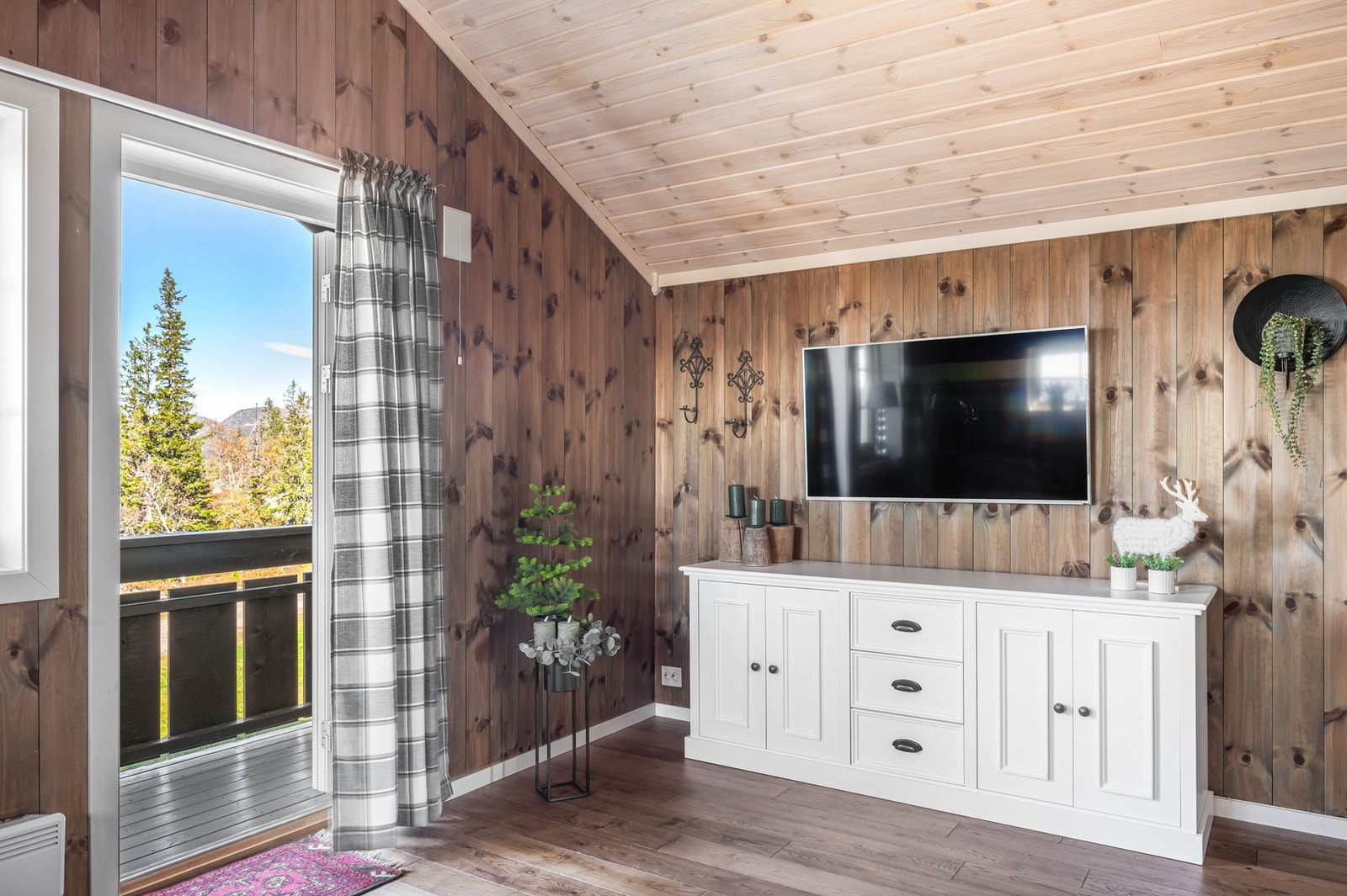 Loftstuen har parkettgulv og trepanel på veggene, og fremstår som et koselig og fleksibelt tilleggsrom. Galleribilde