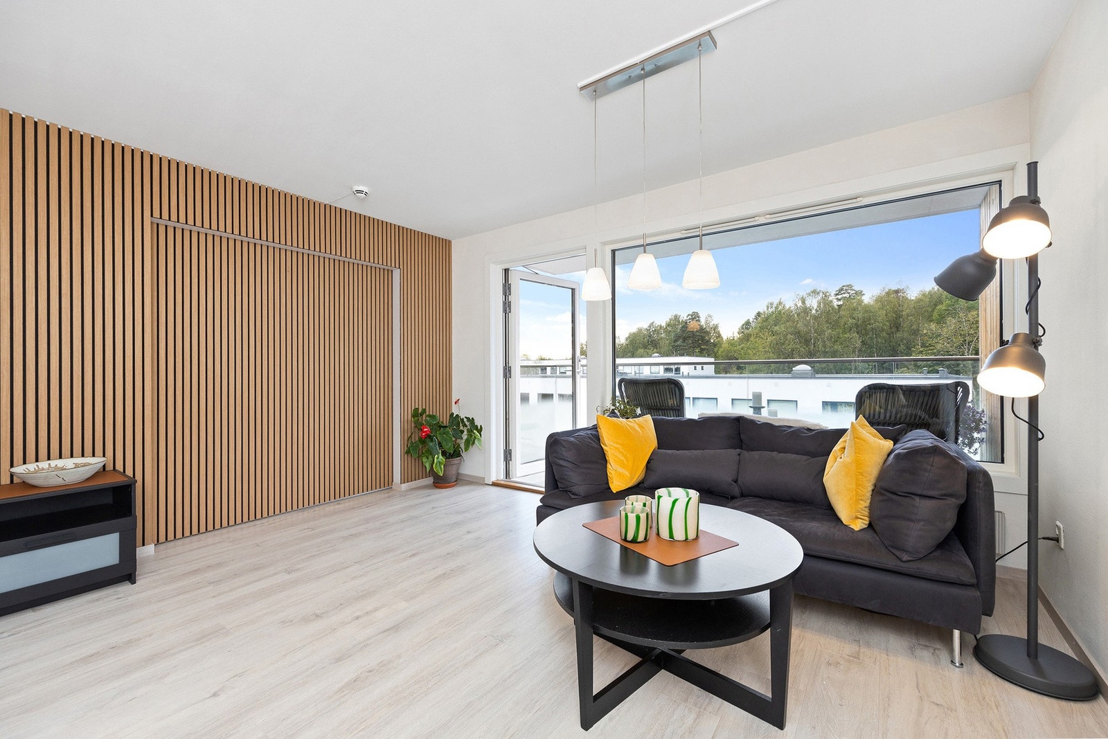 Leiligheten består av 1 soverom, en lys åpen stue - kjøkken løsning, bad fra 2018 og en bod i tilknyttning til entrè. Galleribilde