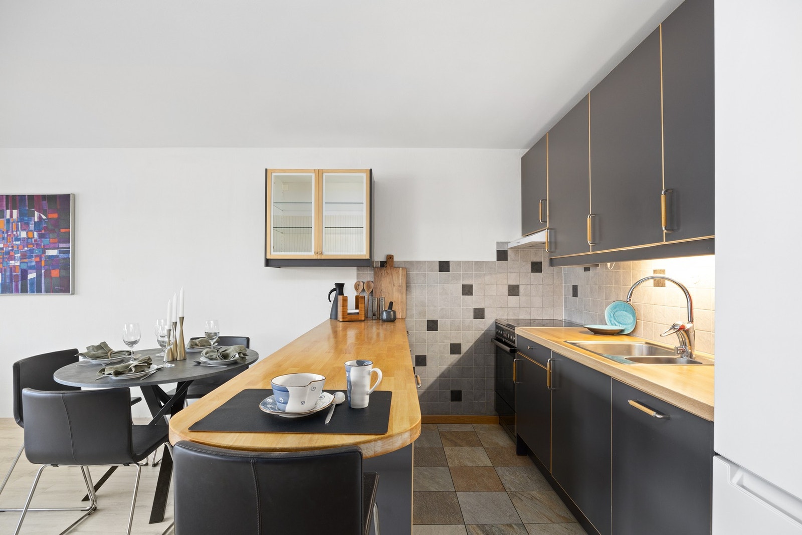 Kjøkkenet er antatt å være fra 2011 og fremstår i følge takstmann å være i bruksmessig god stand uten behov for strakstiltak. Galleribilde