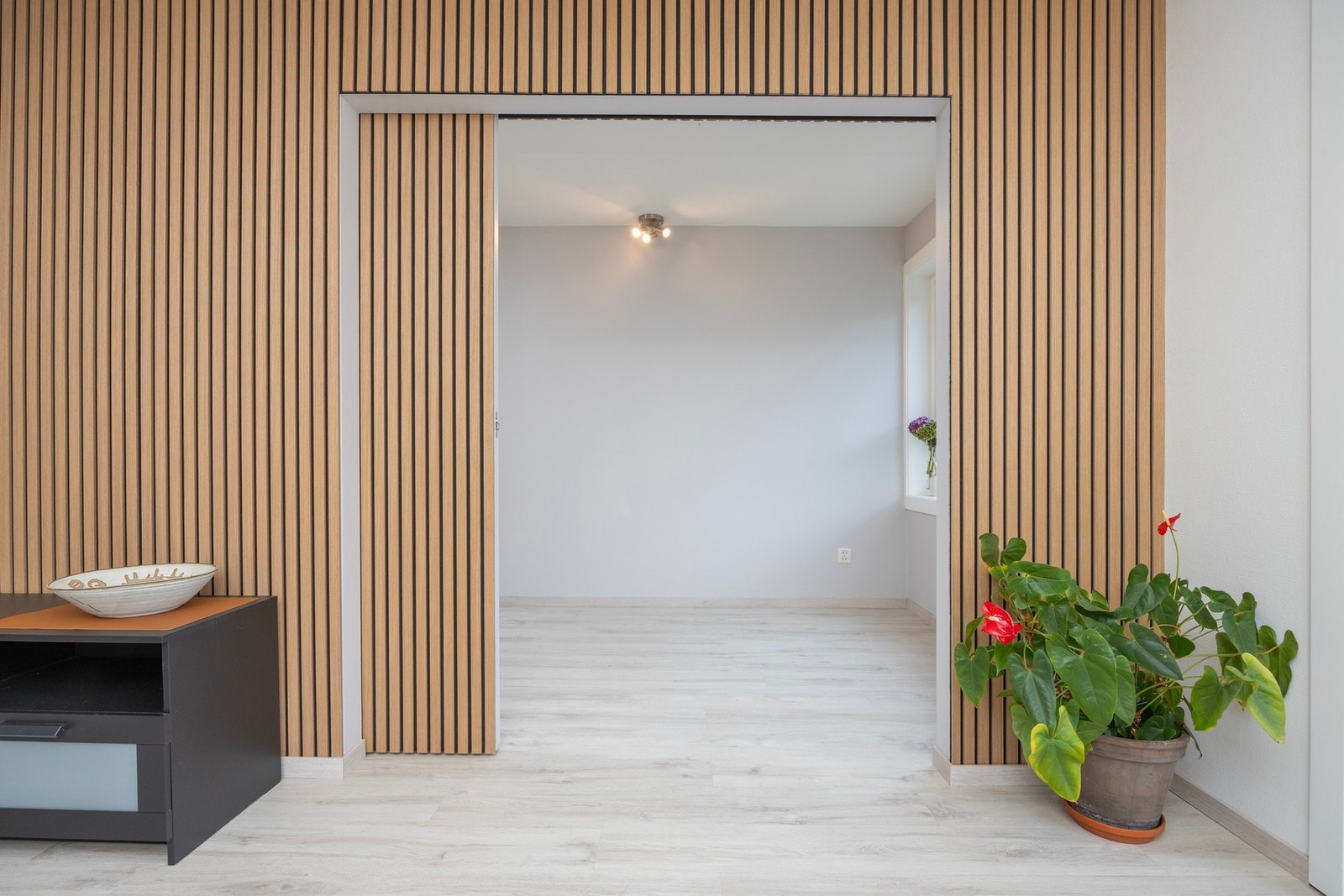 Fra stuen er det adkomst inn til soverommet. Her er det etablert en stor skyvedør utført med elegante spieler. Galleribilde