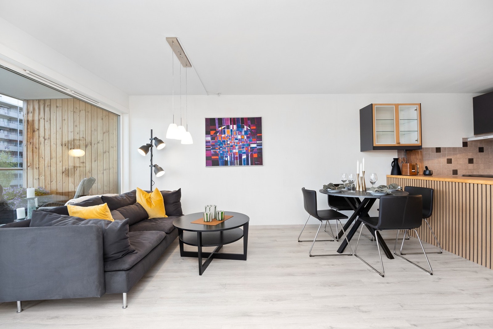 I stuen er det god plass til ønsket sofainnredning. Galleribilde