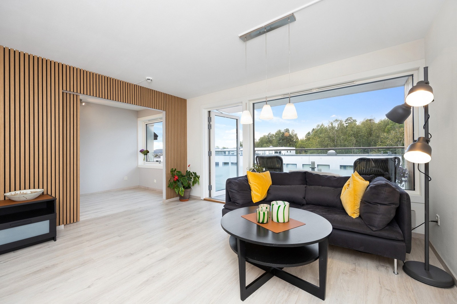 Her får du en moderne leilighet som passer perfekt til deg som ønsker en behagelig hverdag, men kort vei til offentlig kommunikasjon, dagligvare, barnehage mm Galleribilde