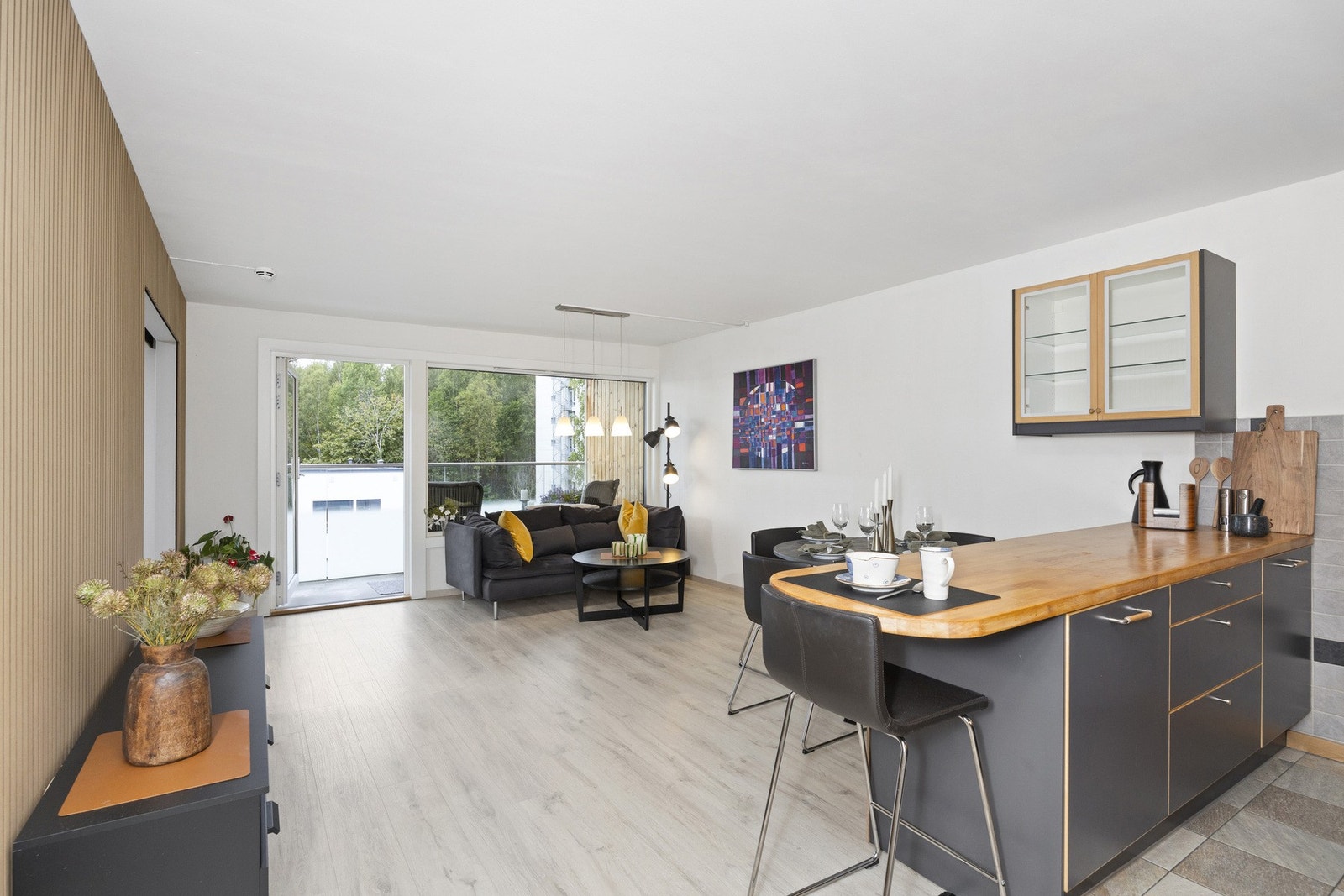 Det er ca. 9 minutters gange til Hovseter T-bane stasjon, der linje 2 Ellingsrud/Østerås tar deg til Nationaltheateret på ca. 11 min. Galleribilde