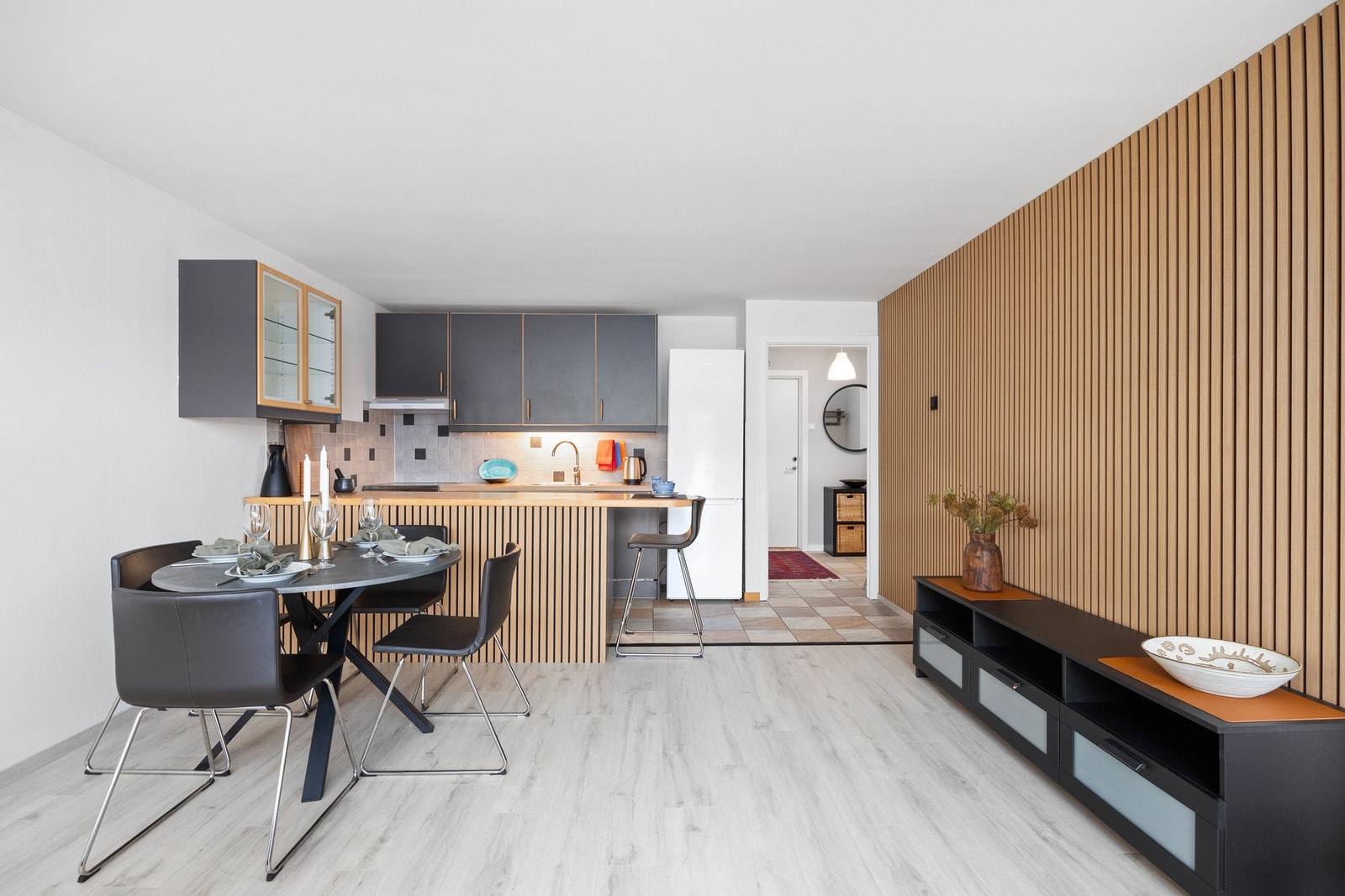 Leiligheten har vært gjenstand for enkelte oppgraderinger som nytt gulv og spiele vegg inn mot soverommet. Galleribilde