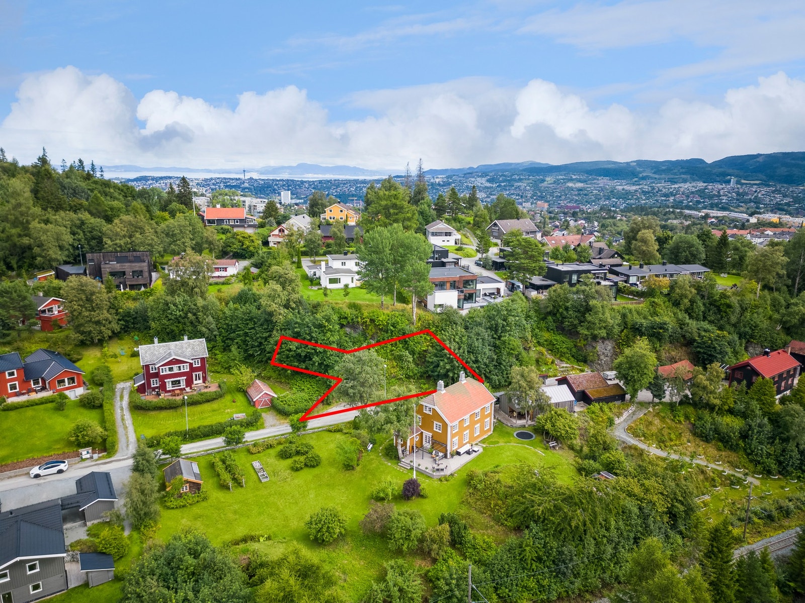 Nabolaget er svært familievennlig, og rommer stadig flere barnefamilier. Området sokner til Byåsen skolekrets, ca. 1,3 kilometer fra huset. Galleribilde