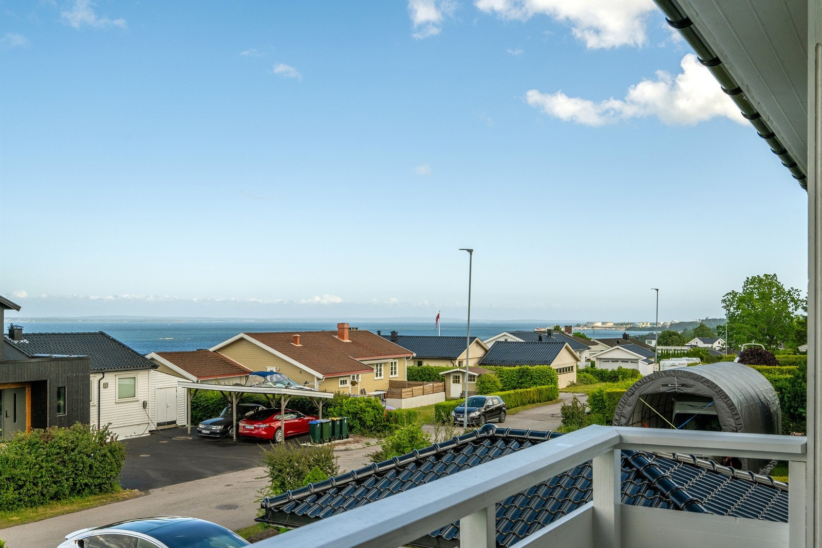 Og utsikt over skipstrafikken på fjorden Galleribilde