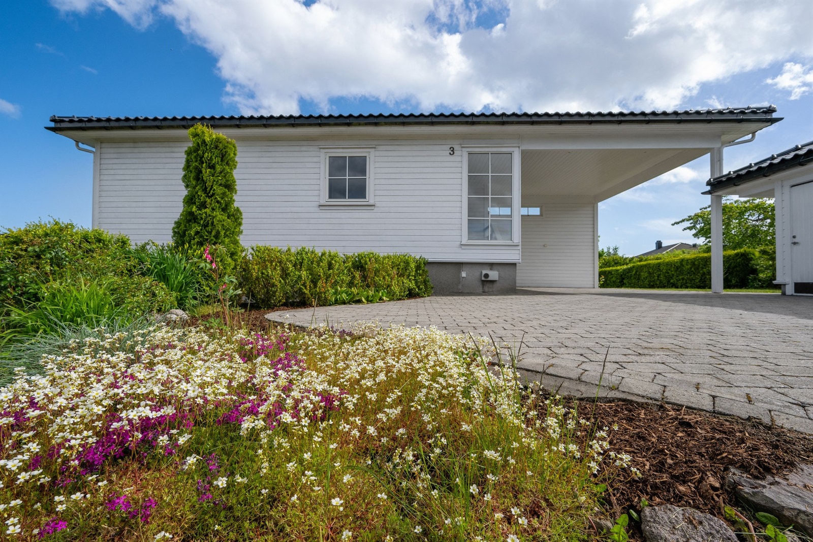 De to leilighetene er helt adskilt og med hver sin tomt og hver sin gårdsplass/inngangsparti Galleribilde